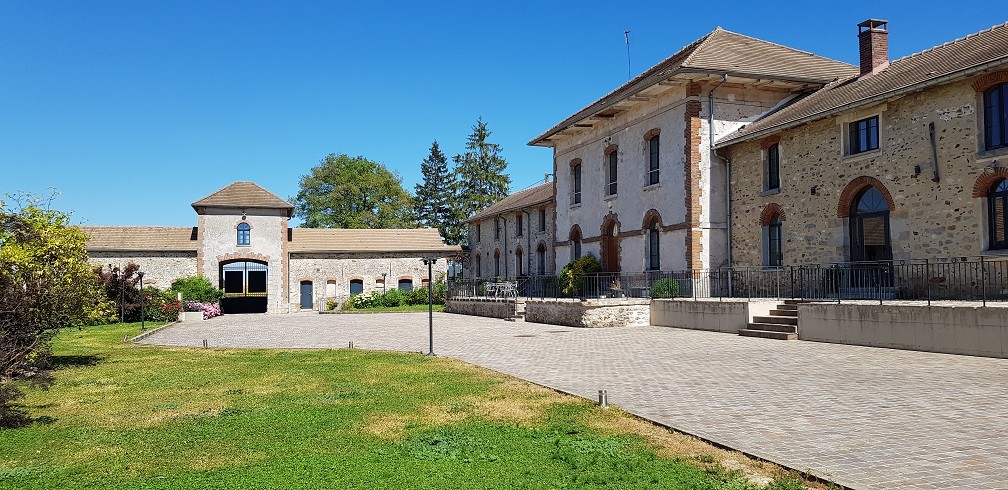 E vue cour habitation a