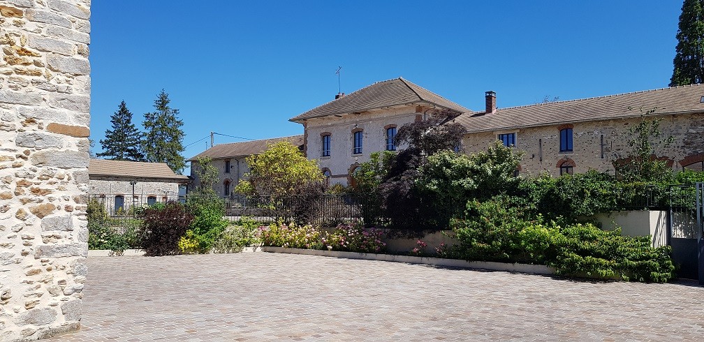 E vue cour habitation b